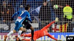  L'attaquant espagnol de l'Espanyol Gerard Moreno, à gauche, décoche un tir et marque lors du match de la Liga contre le CF Real Madrid au stade RCDE de Cornella de Llobregat, le 27 février 2018.