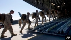 Des militaires américains embarquant à bord d'un avion de guerre ( photo d'archives).