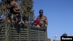 Tentara Etiopia mengendarai truk di dekat Kota Adigrat, di Wilayah Tigray, Etiopia, 18 Maret 2021. 