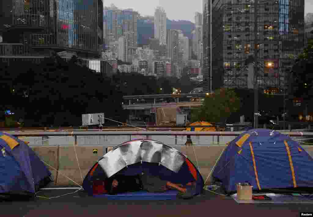 Seorang demonstran pro-demokrasi tidur di sebuah tenda, di sebuah jembatan pusat distrik keuangan Hong Kong yang mereka kuasai, 6 November 2014.