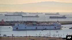 El barco hospital Mercy cuando entraba al Puerto de Los Ángeles el viernes. 