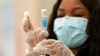 Un agent de santé charge des seringues avec le vaccin le premier jour du vaccin Johnson & Johnson mis à la disposition des résidents au Baldwin Hills Crenshaw Plaza à Los Angeles. Californie, 11 mars 2021.