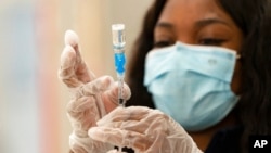 Un agent de santé charge des seringues avec le vaccin le premier jour du vaccin Johnson & Johnson mis à la disposition des résidents au Baldwin Hills Crenshaw Plaza à Los Angeles. Californie, 11 mars 2021.