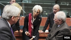 Kepala IMF Christine Lagarde (tengah) bersama para pejabat keuangan 17 negara Eropa di Brussels, Belgia (foto: dok). IMF menilai Yunani gagal mencapai target yang disepakati dalam pengucuran dana talangan. 