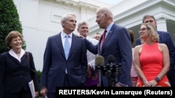 Predsjednik SAD Joseph Biden nakon razgovora sa republikanskim i demokratskim senatorima o planu ulaganja u infrastrukturu (REUTERS/Kevin Lamarque)