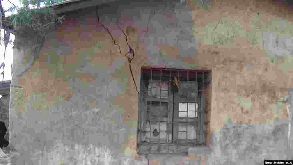 Au moins deux personnes sont mortes, plusieurs maisons se sont écroulées et d'autres, fissurées après le séisme qui a secoué le Sud-Kivu, 8 août 2015 