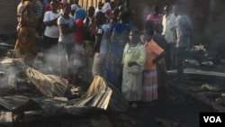 Un marché a pris feu la nuit dernière à Kinindo, au Burundi, détruisant une section entière du complexe (Photo Edward Rwema, VOA)