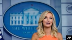 La portavoz de la Casa Blanca, Kayleigh McEnany, se dirige a los periodistas durante una rueda de prensa celebrada el lunes.