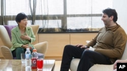 Presiden Korea Selatan Park Geun-hye (kiri) menjenguk Dubes AS untuk Korea Selatan di Seoul, Korea Selatan (9/3). 