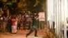 Un manifestant casse la vitrine d'un magasin non loin du troisième commissariat de la police de Minneapolis, au Minnesota, le 27 mai 2020. (Photo REUTERS/Nicholas )