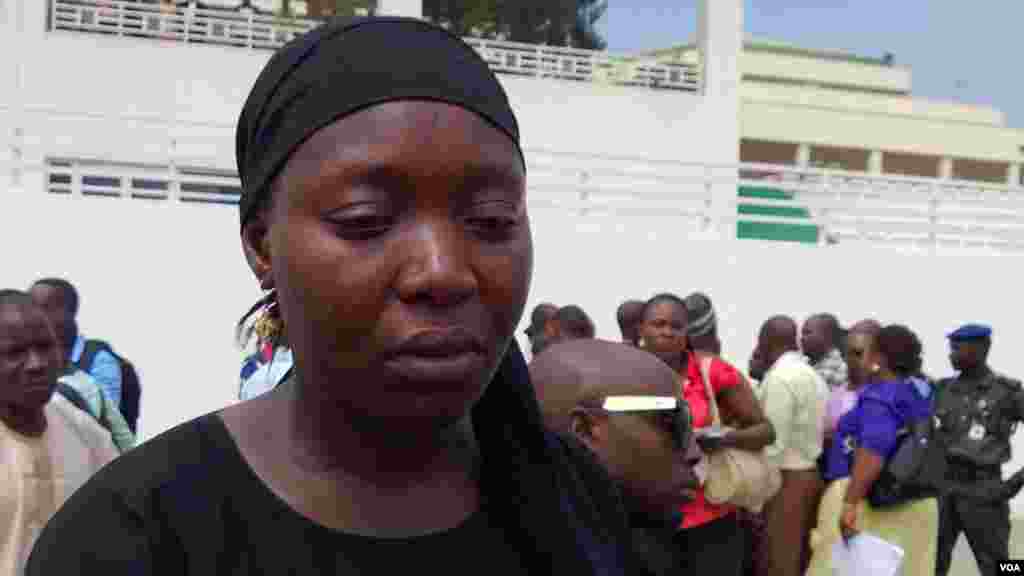 Daya daga cikin iyayen Cibok tana zubar da hawaye a gaban Majalisar Kasa, a birnin Abuja dake Najeriya.