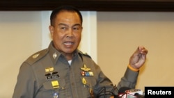 Kepala Kepolisian Nasional Thailand Somyot Pumpanmuang dalam konferensi pers di Bangkok (20/8). (Reuters/Kerek Wongsa)