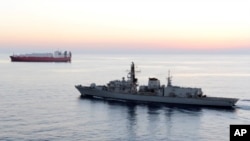 Kapal angkatan laut Inggris HMS Montrose mengawal sebuah kapal di laut lepas pantai Siprus pada Februari 2014. (Foto: AP)