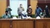 Khofifah Indar Parawansa (tengah) dan Tri Rismaharini (kanan) saat memberi keterangan pers terkait penetapan PSBB di Surabaya, Sidoarjo dan Gresik (foto: VOA/Petrus Riski).