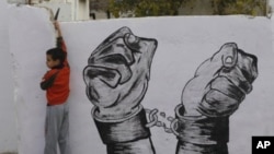 Palestinian relatives of prisoner Younis Jahjouh decorate the street ahead of his release from Israeli prisons in the Qalandia refugee camp near the West Bank city of Ramallah, Dec 17, 2011.