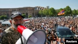Le leader de l'opposition arménienne Nikol Pashinyan s'adresse à ses partisans lors d'un rassemblement à Erevan, en Arménie, le 25 avril 2018.