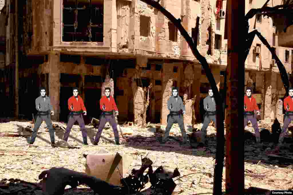 Serangkaian gambar Elvis Presley karya Andy Warhol seperti berdiri di reruntuhan bangunan di Homs, Suriah. 