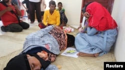 ইন্দোনেশিয়ার পশ্চিম আচেহ উপকূলে নৌকাডুবির পর উদ্ধার হওয়া রোহিঙ্গা শরণার্থীরা সামাটিগা জেলা অফিসে বিশ্রাম নিচ্ছেন। ফটোঃ ২০ মার্চ, ২০২৪। 