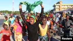 Des millitants du Chama cha Mapinduzi célèbrent la victoire du parti à l'élection, le 29 octobre 2015.