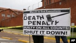 Opposants à la peine de mort le 22 janvier 2014, à Huntsville, Texas. (AP / Pat Sullivan)