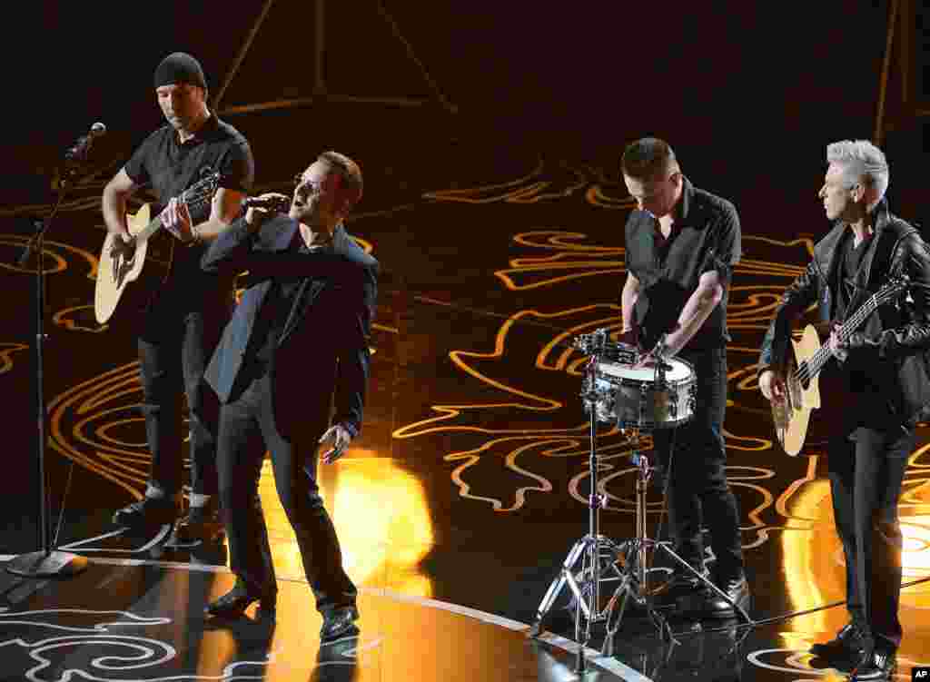 Dari kiri ke kanan, The Edge, Bono, Larry Mullen, Jr. dan Adam Clayton dari U2 menampilkan lagu nominasi Oscars "Ordinary Love." (AP/John Shearer)