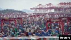 FILE: Kontainer di Pelabuhan Perairan Dalam Yangshan di Shanghai, China, 19 Oktober 2020. (REUTERS/Aly Song)