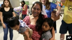 Une migrante du Guatemala réunie avec ses enfants. (Archives)