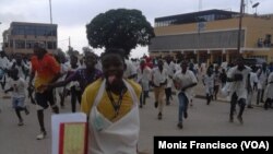 Alunos protestam no Uíge na sequência de desmaios e comichões nas escolas