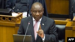 Le président sud-africain Cyril Ramaphosa prend la parole devant le Parlement sud-africain le 22 mai 2019 au Cap, après avoir été reconduit à la présidence du pays par les députés après la victoire de son parti, le Congrès national africain, qui a remporté 230 des 400 sièges au p