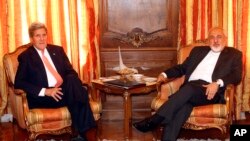 جام کیري او د ایراني دیپلومات شخصي خبرو شاوخوا یوساعت دوام وکړ.