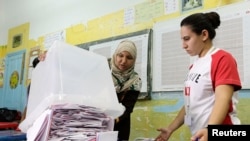 Poursuite du dépouillement du scrutin de dimanche en Tunisie (Reuters)