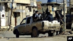 Militan dari Front Nusra menaiki kendaraan mereka di Raqqa, Suriah utara (foto: dok).