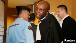 L'avocat français Richard Gisagara, qui représente la Rwandaise Constance Mukabazayire, le parti de la défense, arrive au palais de justice à Paris, France le 10 mai 2016.