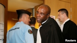 L’avocat français Richard Gisagara représente Constance Mukabazayire lors du procès sur le génocide au Rwanda dans lequel comparaissent Octavien Ngenzi et Tito Barahira accusés pour le massacre des centaines de Tutsis, au palais de justice de Paris, France, 10 mai 2016. 