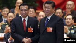 中國國家主席習近平星期五和新當選的總理李克強(左)握手