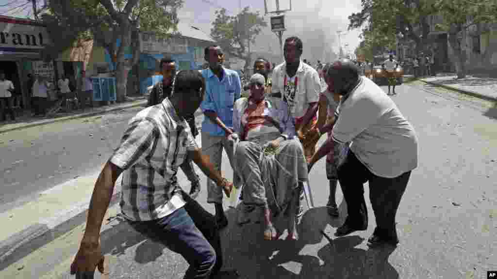 Les secours transportent un homme blessé lors de l'attentat à Mogadiscio, en Somalie, le 13 mars 2017.
