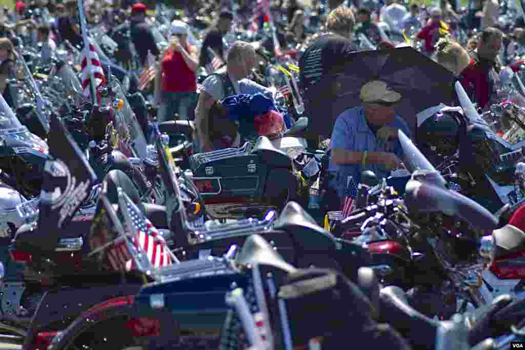 Para peserta bersiap-siap untuk Rolling Thunder 'Ride for Freedom,' 25 Mei 2014. (Dimitris Manis/VOA)