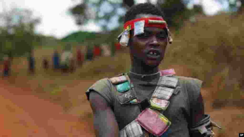 Un membre de la milice chrétienne anti-balaka couvert des gris-gris à une barrière près de Sibut, à quelque 200 kms au Nord-Est de Bangui, République Centrafricaine, le 11 avril 2014.