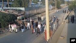 زندانیان رهاشدۀ طالبان که پس از حملۀ آن گروه بر زندان شهر کندز، آزاد گردیدند.