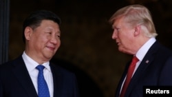 Le president chinois Xi Jinping et le président des États-Unis, Donald Trump à Mar-a-Lago à Palm Beach, Floride, 6 avril 2017.
