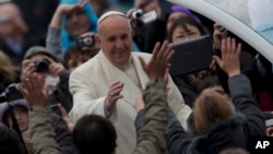 Los encuestados alrededor del mundo representan el 61% de los católicos y están en desacuerdo en la postura de la Iglesia en temas como el aborto y el divorcio, pero apoyan el trabajo de Francisco.