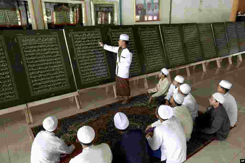 Seorang guru menjelaskan ayat-ayat Al-Quran pada sebuah kelas di pondok pesantren Al-Ashriyyah Nurul Iman di Parung, Bogor.