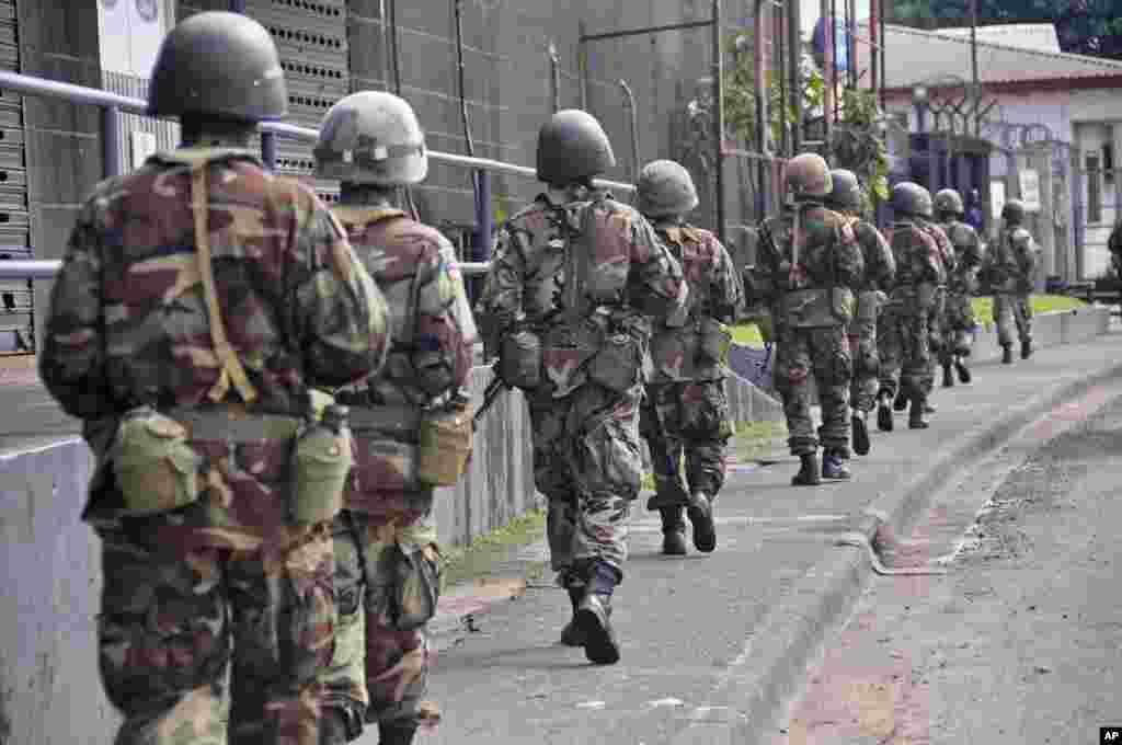Liberian soldiers walk through the streets to prevent panic as fears of the deadly Ebola virus spread in the city of Monrovia, Liberia, August 1, 2014. 