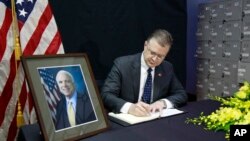 El embajador de EE.UU. en Vietnam, Daniel Kritenbrink, escribe un mensaje en el libro de condolencias por la muerte del senador estadoundiense John McCain, fallecido el sábado, 25 de agosto de 2018.