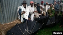 ፋይል ፎቶ - ገበሬዎች ከቀይ መስቀል ምግብ ለመቀበል ተሰልፈው በወላይታ ክልል በደቡብ ኢትዮጵያ እአአ 2008(ሮይተርስ/REUTERS) 