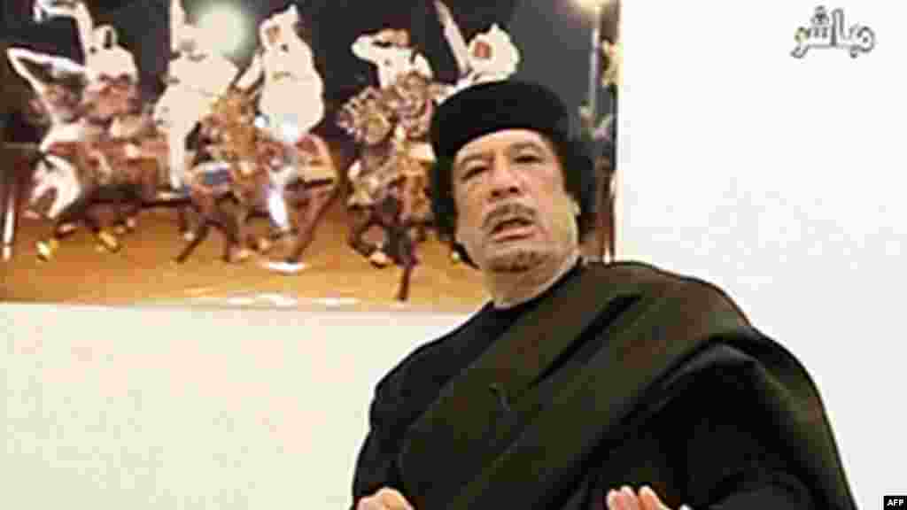 L'ancien chef de l'Etat libyen Mouammar Kadhafi parle lors d'un discours, le 30 avril 2011.
