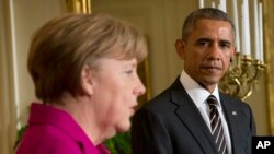 Le président américain Barack Obama parle aux cotés de la Chancellière allemande Angela Merkel lors d'une conférence de presse à la Maison Blanche, à Washington,le 9 février 2015. 