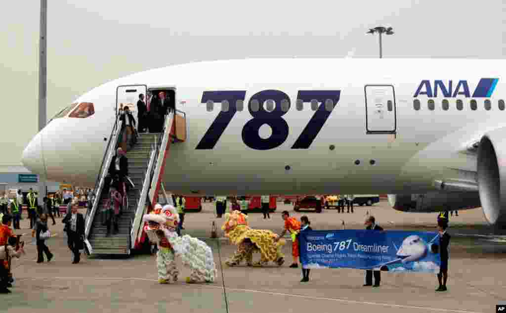 Penumpang pesawat Boeing 787 Dreamliner disambut dengan tarian naga (lion dance) untuk merayakan penerbangan pertamanya dari Tokyo, Jepang ke Hong Kong (26 Oktober 2011).