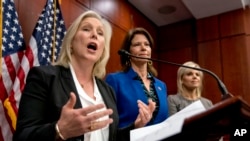 លោកស្រី​សមាជិក​ព្រឹទ្ធសភា Kirsten Gillibrand ថ្លែង​នៅ​ក្នុង​សន្និសីទ​កាសែត​មួយ​នៅ​វិមាន​រដ្ឋសភា Capitol Hill កាលពី​ថ្ងៃទី៦ ខែធ្នូ ឆ្នាំ២០១៧។