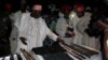 Abdullahi Umar Ganduje, gouverneur de l'Etat de Kano inspecte des armes saisies dans un village, Nigeria, 2 novembre 2015.